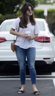 Lana Del Rey feet photo thumbnail