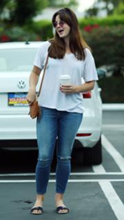 Lana Del Rey feet photo thumbnail