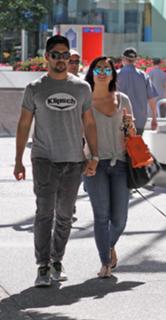 Demi Lovato feet photo thumbnail