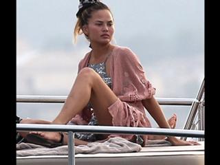Chrissy Teigen feet photo thumbnail