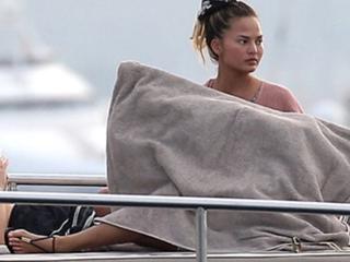 Chrissy Teigen feet photo thumbnail