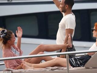 Chrissy Teigen feet photo thumbnail
