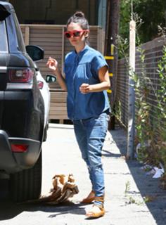 Rachel Bilson feet photo thumbnail