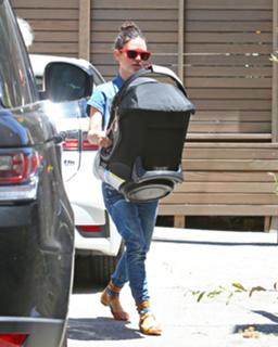 Rachel Bilson feet photo thumbnail