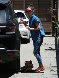 Rachel Bilson feet photo thumbnail