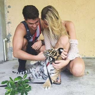 Lele Pons feet photo 4