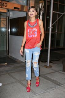 Zendaya feet photo thumbnail
