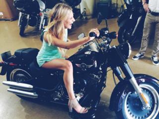Kelsea Ballerini feet photo thumbnail