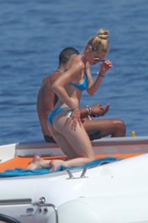 Doutzen Kroes feet photo thumbnail