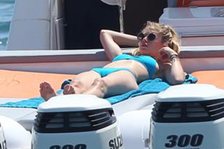 Doutzen Kroes feet photo thumbnail