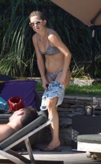 Kate Hudson feet photo thumbnail