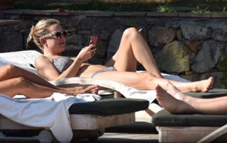 Kate Hudson feet photo thumbnail