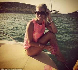 Denise Van Outen feet photo thumbnail