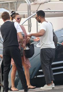 Chrissy Teigen feet photo thumbnail