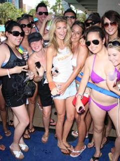 AnnaLynne McCord feet photo thumbnail