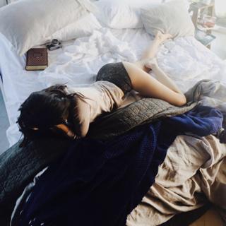 Kendall Jenner feet photo thumbnail