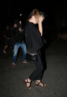 Elizabeth Olsen feet photo thumbnail
