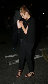 Elizabeth Olsen feet photo thumbnail