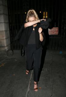 Elizabeth Olsen feet photo thumbnail