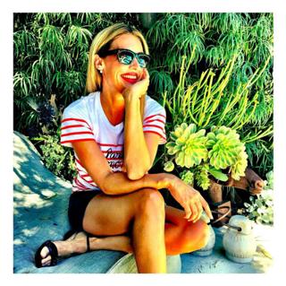 Cat Deeley feet photo thumbnail
