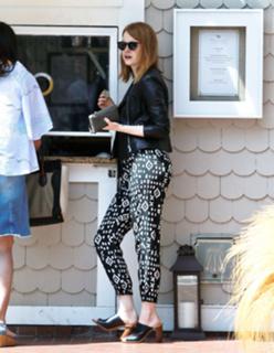 Emma Stone feet photo thumbnail