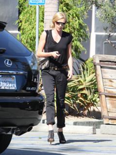 Charlize Theron feet photo thumbnail