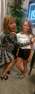 Taylor Swift feet photo thumbnail