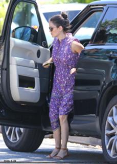 Rachel Bilson feet photo thumbnail