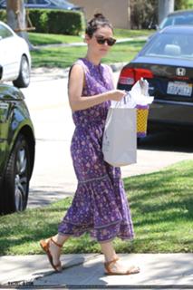 Rachel Bilson feet photo thumbnail