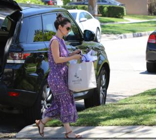 Rachel Bilson feet photo thumbnail