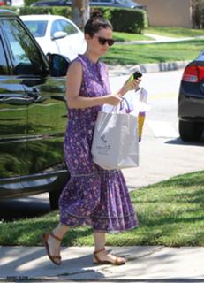 Rachel Bilson feet photo thumbnail