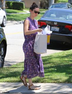 Rachel Bilson feet photo thumbnail
