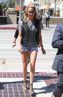 Ashley Tisdale feet photo thumbnail