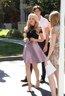 Dove Cameron feet photo thumbnail
