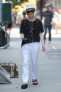 Julianne Moore feet photo thumbnail