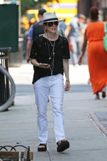 Julianne Moore feet photo thumbnail