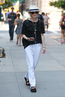 Julianne Moore feet photo thumbnail