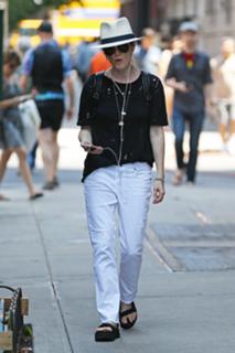 Julianne Moore feet photo thumbnail