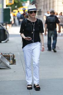 Julianne Moore feet photo thumbnail