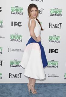 Anna Kendrick feet photo thumbnail
