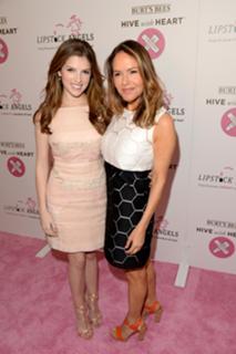 Anna Kendrick feet photo thumbnail