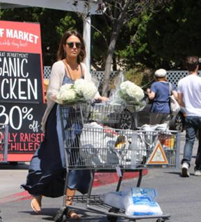 Jessica Alba feet photo thumbnail