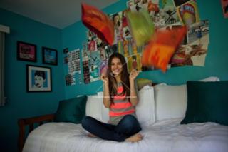 Victoria Justice feet photo thumbnail