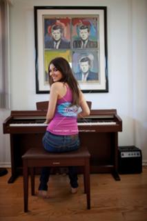 Victoria Justice feet photo thumbnail