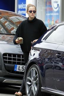 Emma Watson feet photo thumbnail