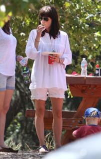 Selma Blair feet photo thumbnail