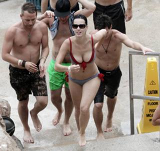 Katy Perry feet photo thumbnail