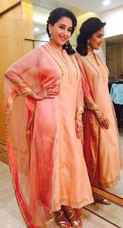 Madhuri Dixit feet photo thumbnail