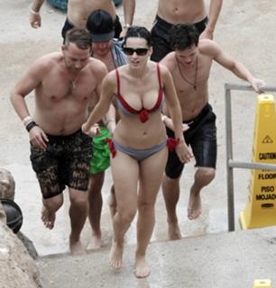 Katy Perry feet photo thumbnail