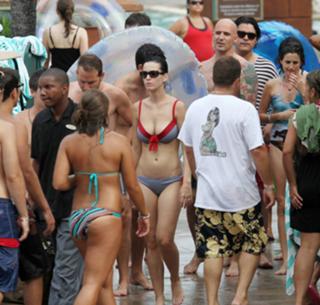 Katy Perry feet photo thumbnail